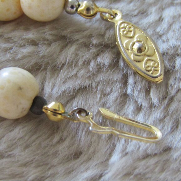 Vintage White Sponge Coral Collar Necklace. - Picture 5 of 7